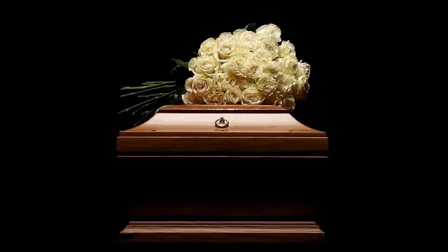 Arriba del féretro de Giorgio Armani colocaron un ramo de flores blancas. Foto: Reuters