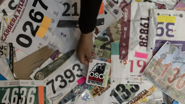 Juana guarda como souvenir su número de corredora.