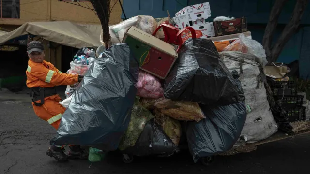 Juana jalando su principal herramienta de trabajo: su carrito.