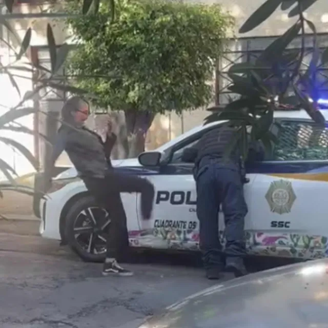 Lady Patadas: Mujer Agrede a Policía en la Benito Juárez