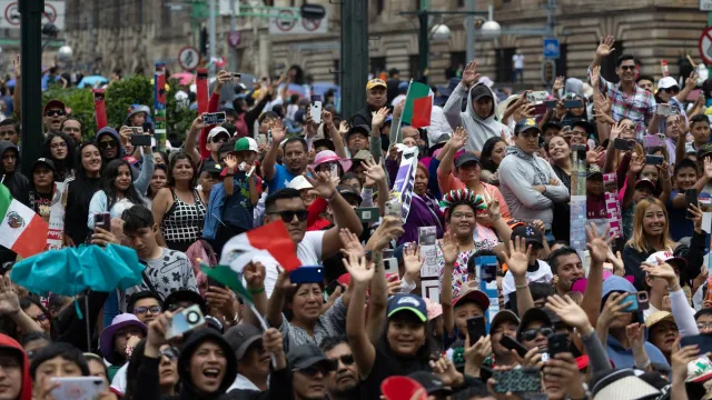 Familias mexicanas durante el desfile militar en CDMX por el 215 aniversario de la Independencia de México. Foto: N+