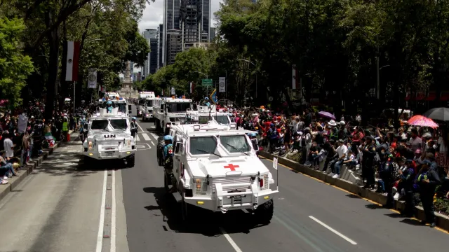  Vehículos durante el desfile militar en CDMX por el 215 aniversario de la Independencia de México. Foto: N+