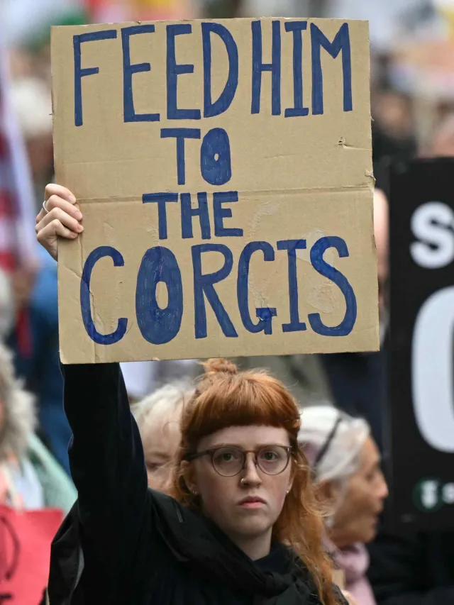 Manifestante sostiene pancarta durante protesta anti-Trump en Londres. Foto: AFP