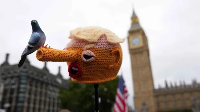 Un manifestante sostiene una cabeza naranja de Pinocho durante manifestación del grupo Stop Trump Coalition. Foto: AP