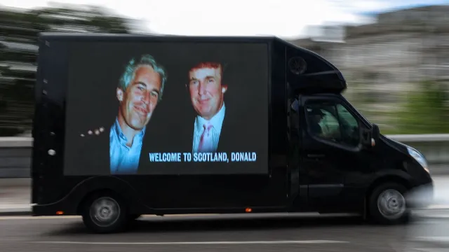 Camioneta recorre Escocia con una fotografía de Epstein y Trump