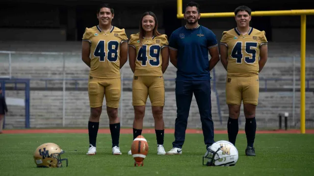 Andrea Martínez, primera jugadora de Pumas CU, posa con su coach y los capitanes del equipo.