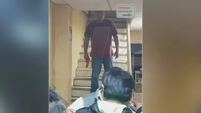 El hombre señalado como expareja de Andrea bajó del edificio y, según testigos, amenazó con un arma de fuego a los manifestantes.