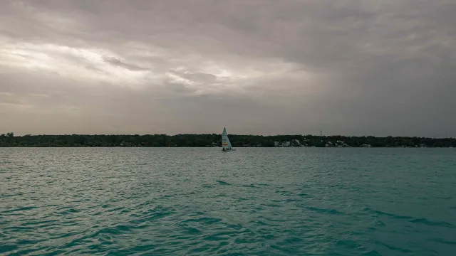 Incluso en días nublados, quienes visitan Bacalar disfrutan la laguna. (Foto: N+)