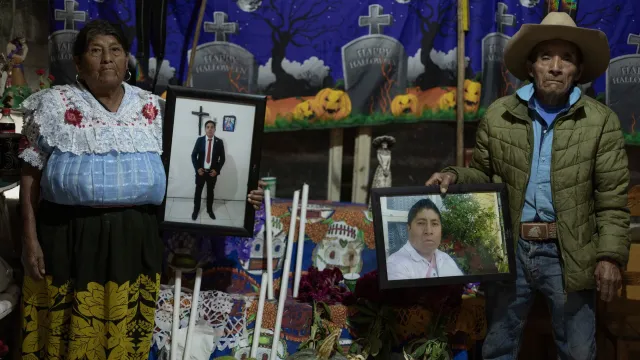  La señora Evigenia y el señor Librado preparan el altar para recibir a sus dos hijos que murieron hace 10 años en Morelia. Foto: N+