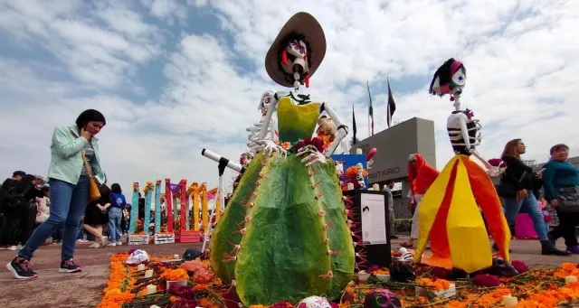 ¿Ya sabes hasta cuándo está la mega ofrenda de Día de Muertos este 2025? Te decimos. Foto: Cuartoscuro. 