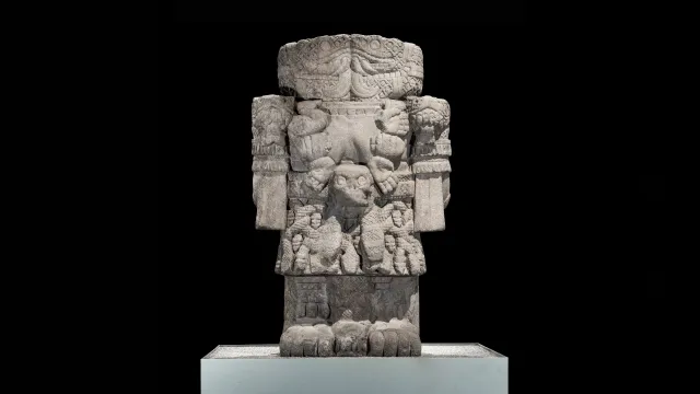 Coatlicue, "la que tiene la falda de serpientes".
