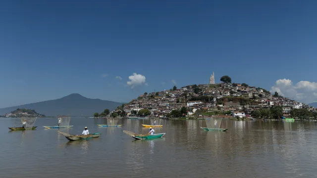 Pescadores de red de mariposa realizando una demostración. Foto: N+