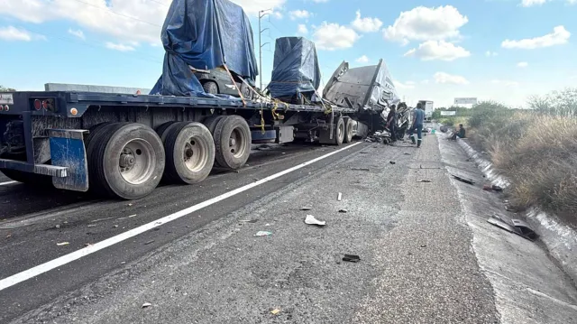 Autoridades Atienden Accidente de Tres Tractocamiones en Carretera de Tamaulipas