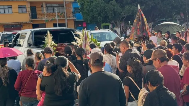 Habitantes de Urireo acompañaron a Don Nico hasta su última morada. Foto: Edgar Hernández.