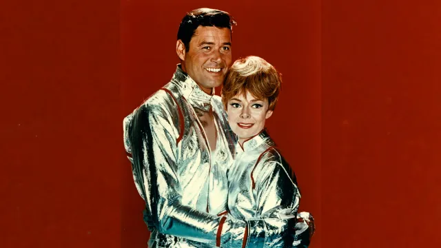 June Lockhart y Guy Williams en Perdidos en el espacio.
