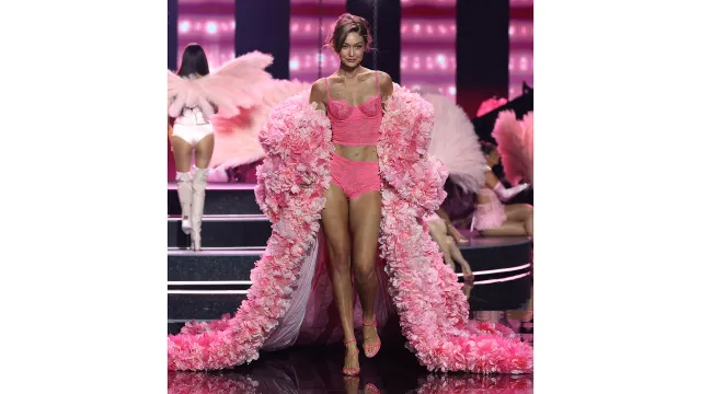Gigi Hadid se viste de rosa para el icónico desfile de Victoria's Secret.