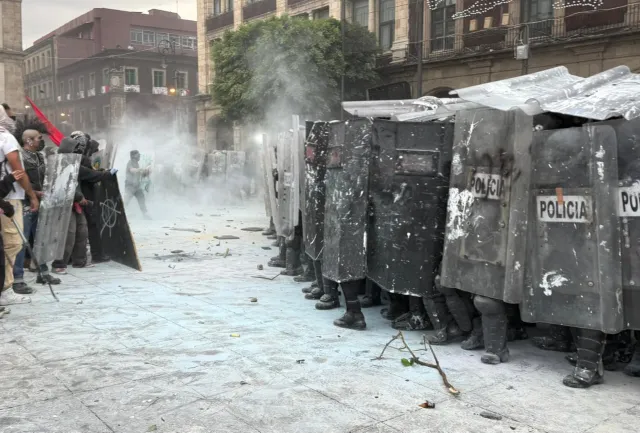 Policías CDMX se protegen de agresiones en marcha del 2 octubre.