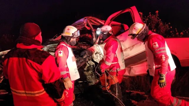 Un muerto y un lesionado dejo un choque en el Arco Poniente de Puebla. Foto: Cruz Roja Huejotzingo
