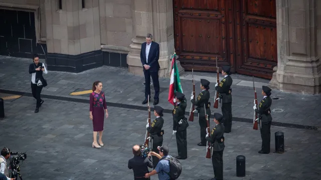 Antes de ingresar al presidium en la plancha del Zócalo, Sheinbaum hace honores a la bandera. 