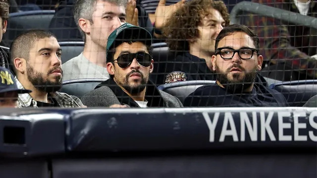 Bad Bunny en las gradas del estadio de Nueva York.