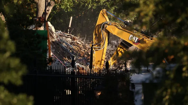 Maquinaria pesada para la demolición del Ala Este de la Casa Blanca. Foto: Reuters