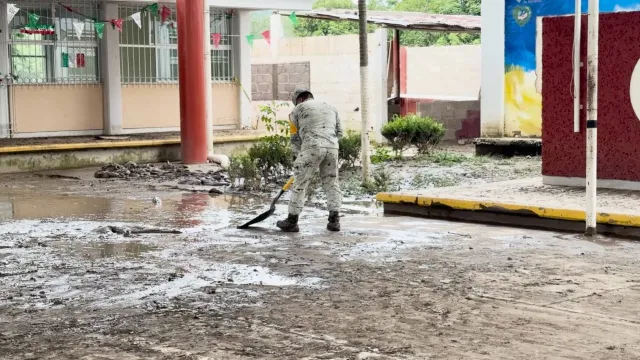 Trabajan en rehabilitación de escuelas afectadas por lluvias en Puebla. Foto: Jessica Meléndez | N+