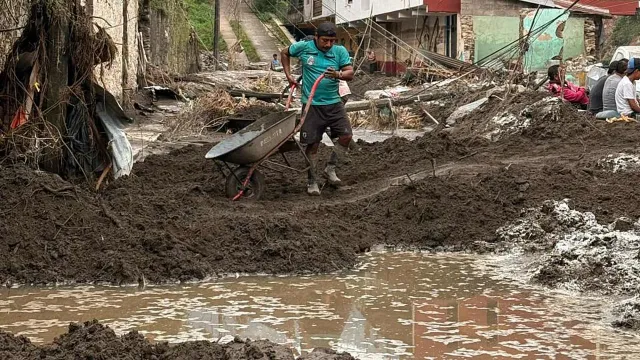 Los pobladores han intentado retirar el lodo de sus casas y calles. Foto: N+