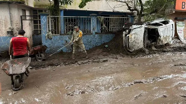 Pobladores y militares mantienen las labores para limpiar las calles de Huehuetla. Foto: N+