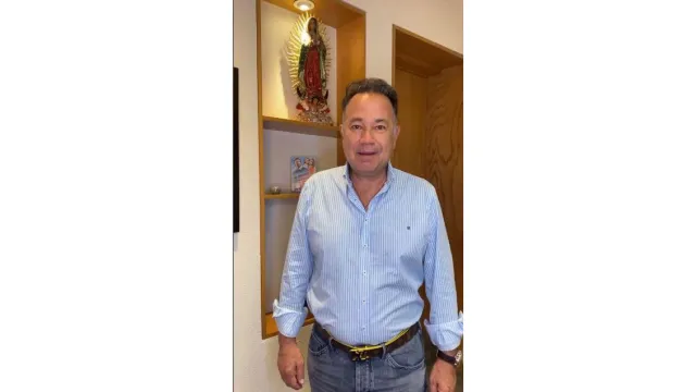 Nicandro Díaz frente a una imagen de la virgen de Guadalupe. Foto: Televisa Espectáculos.