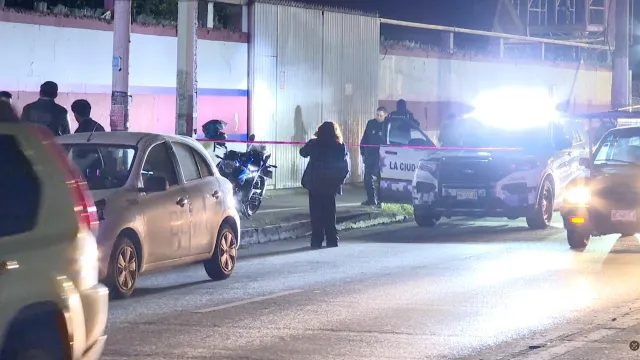 Compañeros del afectado llamaron a la policía para auxiliar al conductor. Foto: Carlos Barreda | N+ Puebla