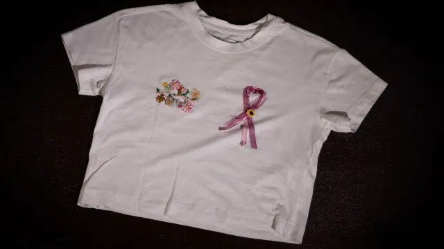 Conchita bordón una playera para sus hijas con el símbolo de la lucha contra el cáncer