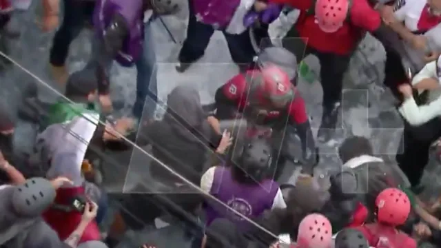 Policía es Golpeado por Bloque Negro en el Zócalo de CDMX; Así lo Rescataron 