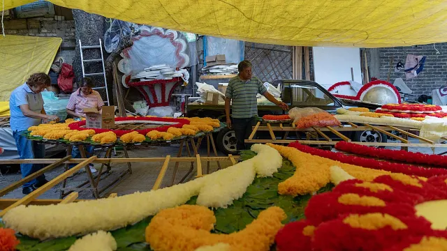 Don Santiago y dos de sus hermanas trabajan en la portada de San Judas Tadeo. Foto: N+