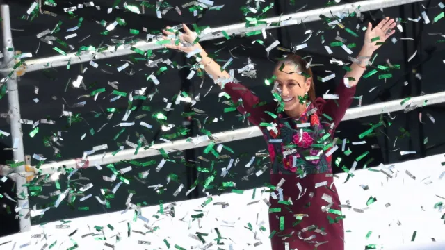 Claudia Sheinbaum es recibida con aplausos, vivas y papeles de colores.