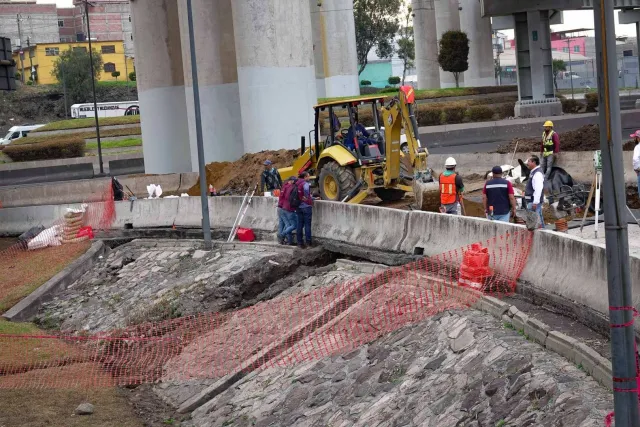 Socavón a 20 metros del distribuidor La Concordia, en CDMX, donde una pipa de gas LP se accidentó tras una curva