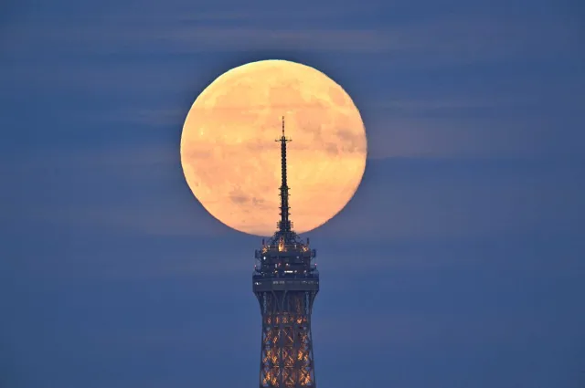 Superluna sobre París; la luna llena será el próximo 5 de noviembre