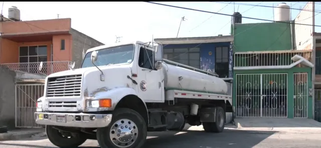 Pipas reparten agua tras amparo colectivo en Ecatepec