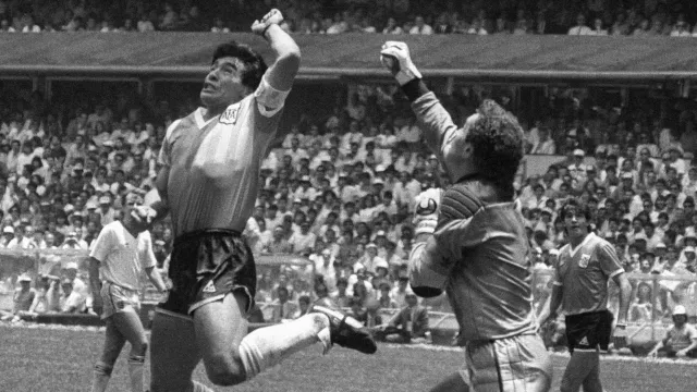 'La Mano De Dios', el gol de Maradona contra Inglaterra en el Estadio Azteca. Foto: Eduardo Longoni