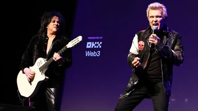 Billy Idol y Steve Stevens en el escenario.