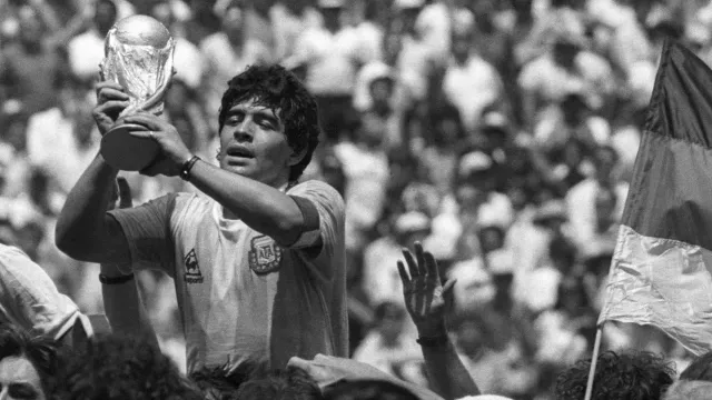 Diego Armando Maradona con la Copa del Mundo en el Mundial de México 1986. Foto: Eduardo Longoni