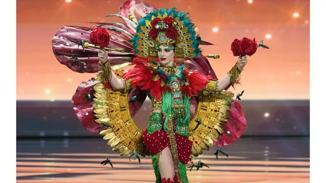 Fátima Bosch en el traje nacional de Xochiquetzal.