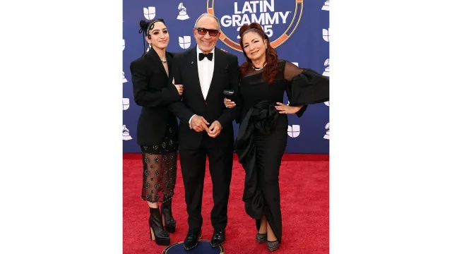 Los Estefan llegando a los premios Latin Grammy 2025.