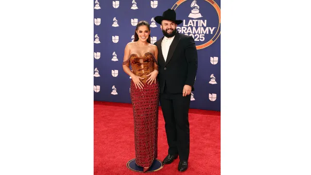 Carín León y Meylin Zúñiga en los Latin Grammy 2025.