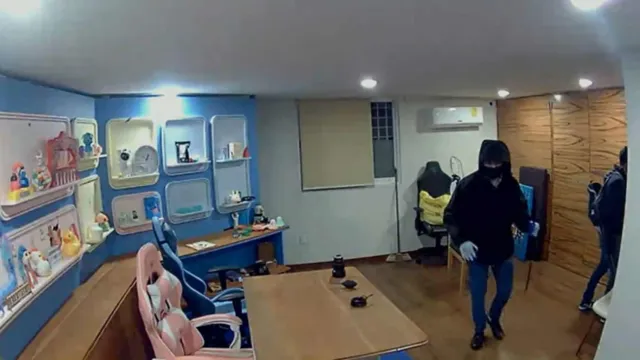 Hombres armados entran a oficinas de La Cotorrisa. Foto: La Cotorrisa