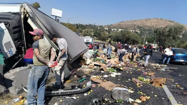Volcadura de tráiler. Foto: Protección civil