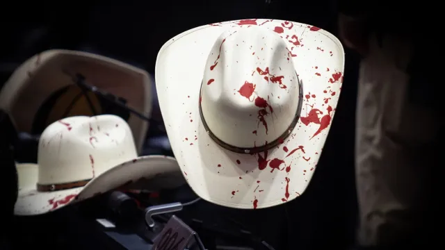 Sombreros con pintura asemejando sangre tras el asesinato de Carlos Manzo, edil de Uruapan. Foto: Cuartoscuro