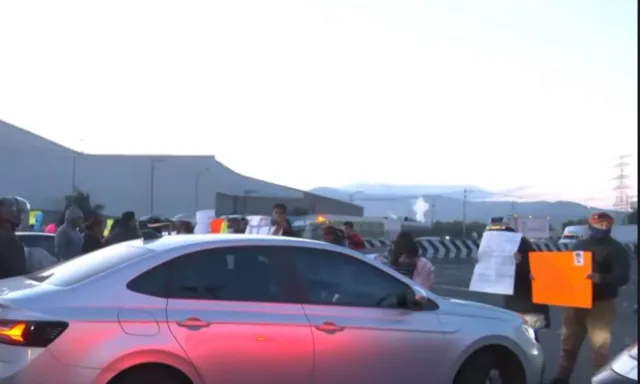 Autos detenidos en la caseta Tepotzotlán tras desaparición de Jeshua Cisneros. Foto: N+