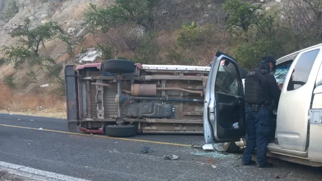 Volcadura de patrulla deja una persona sin vida en la Mixteca Poblana. Foto: X @ciudadano_pue