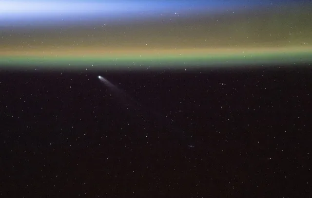 Cometa Swan sobre la aurora boreal desde la EEI