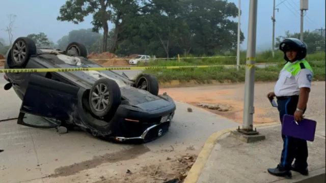 Conductor pierde el control choca contra poste y termina volcado en Veracruz. Foto: Mónica Ricardez | N+